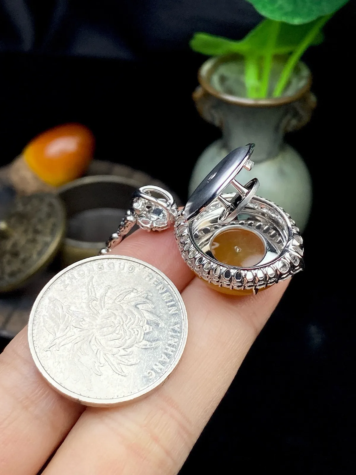 【冰种黄翡平安扣】质地非常细腻，冰润十足，种老冰透，收藏品质，18k金钻镶嵌，裸石尺寸17.1*4.5毫米