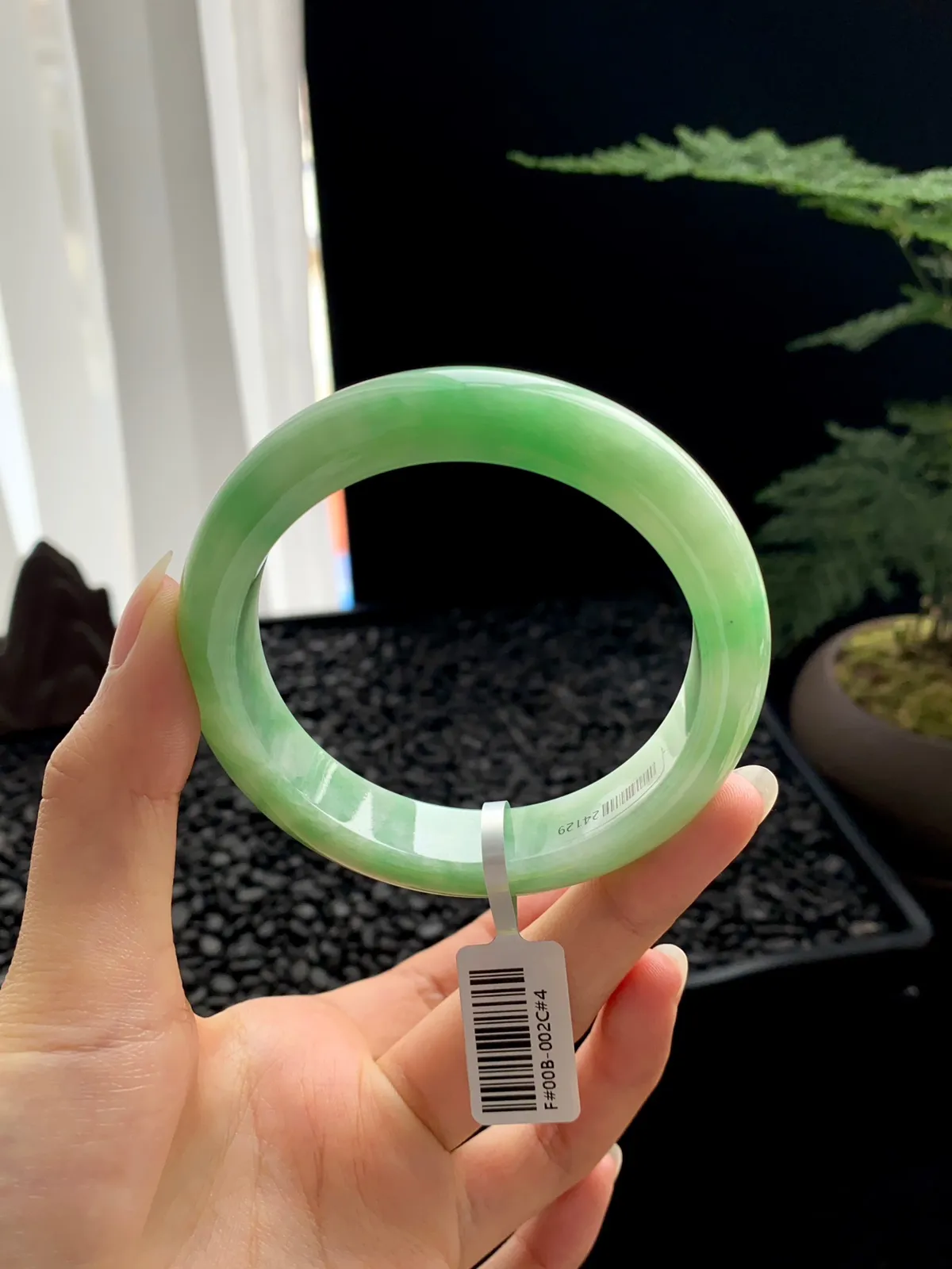 【飘绿】
尺寸：57*13*9
编号：WZY318-120-050
翠色流转，光影交错间，手镯上的每一缕绿意都仿佛在诉说着古老而神秘的故事