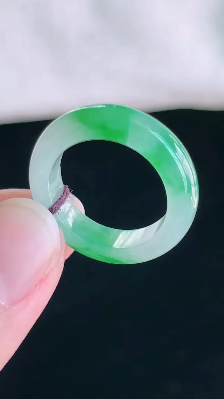 【翡翠名称】老坑种冰飘绿翡翠指环/戒指
【翡翠尺寸】17.8/5/3.4mm圈口13
【翡翠描述】宝