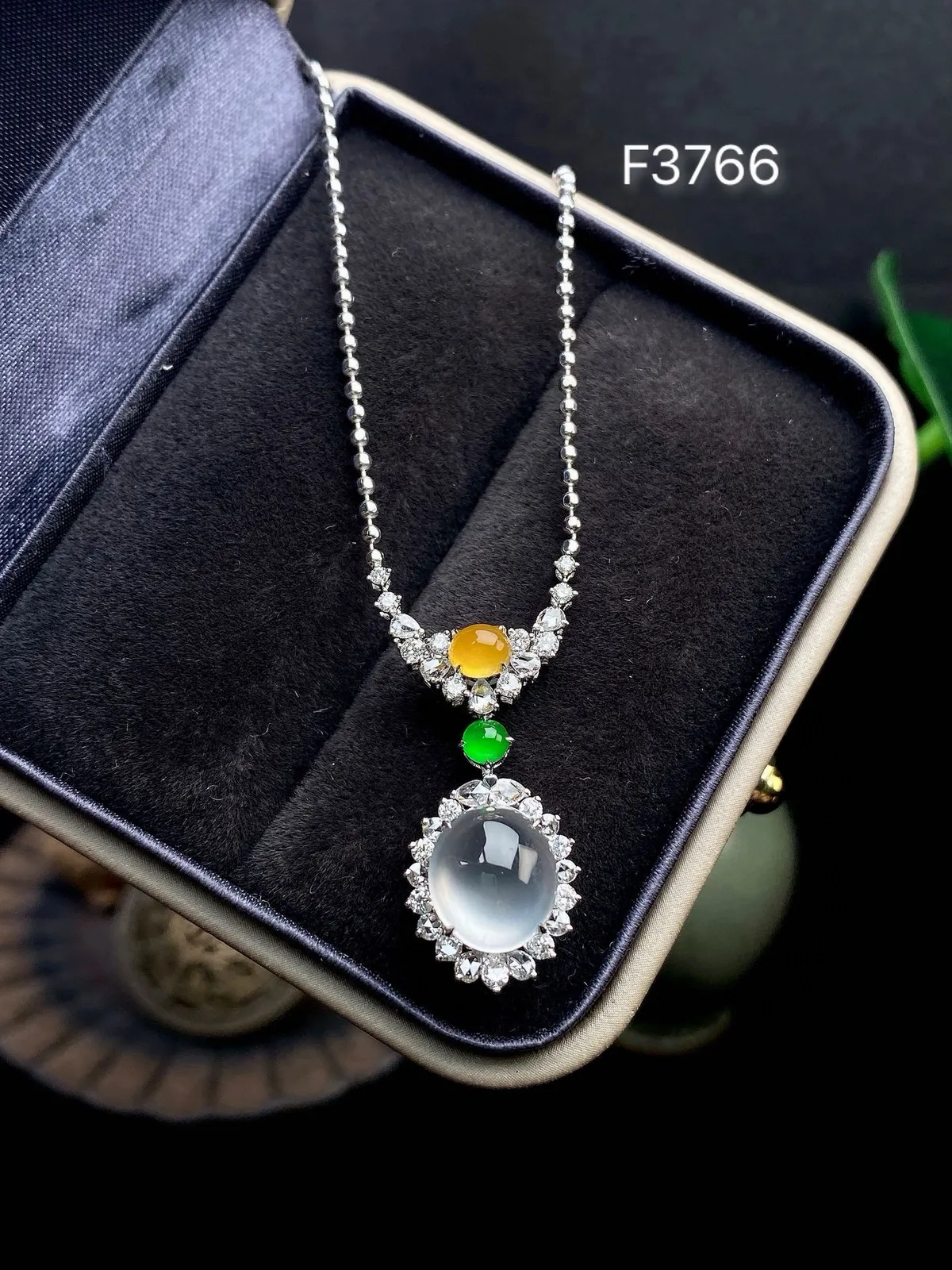 【冰种蛋面吊坠】冰感十足，通透闪亮，饱满圆润，18k金钻镶嵌，裸石尺寸9.8*8.8*4.6毫米。