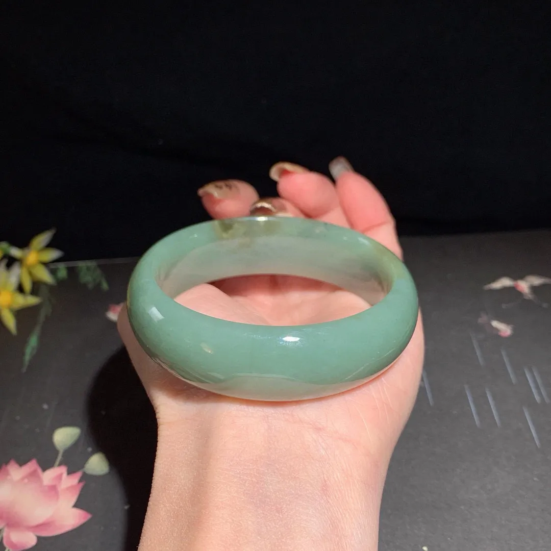 少见宽版，和田玉56圈口且末糖手镯！圈口56宽19玉质细腻油润 底色纯净无纹裂 脂粉好，品质高
