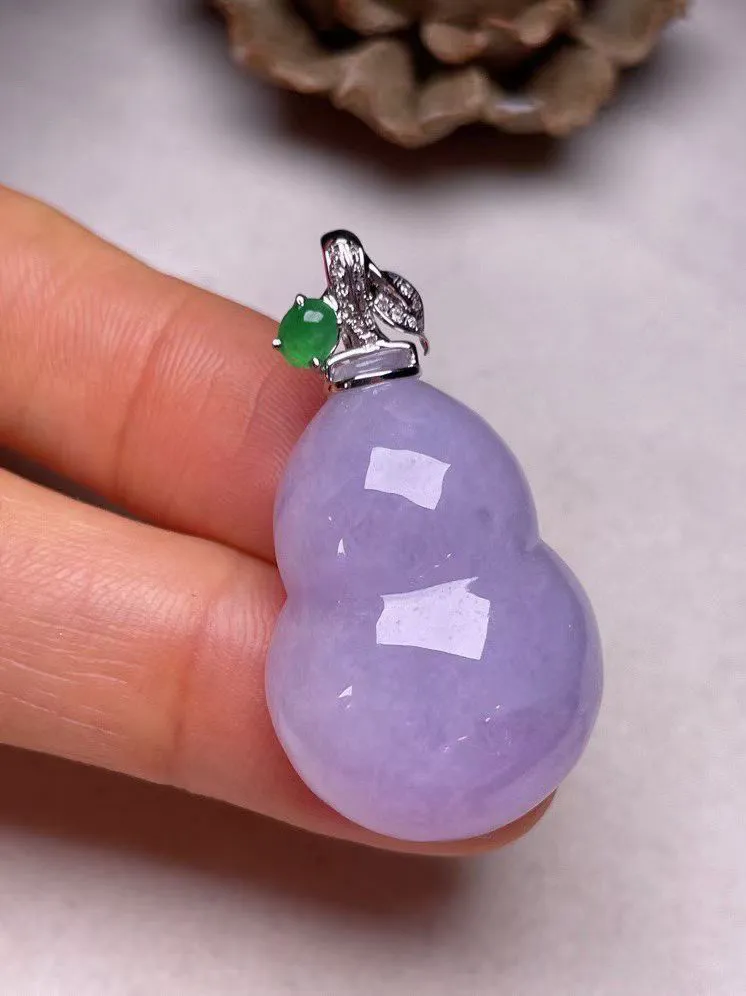 冰糯种紫罗兰葫芦吊坠、真金真钻镶嵌，种水好，玉质细腻 .裸石尺寸 28.7*19.9