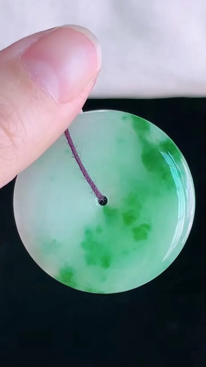 【翡翠名称】老坑种冰飘绿花大平安扣吊坠
【翡翠尺寸】直径厚度33/5.6mm
【翡翠描述】宝贝种老水足，玉质细腻，色泽靓丽，性价比高，佩戴效果好！
【其它赠送】权威证书/精美挂绳盒子/支持全国复检