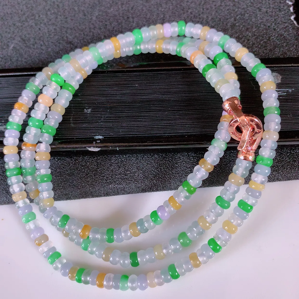 自然光实拍，冰种多彩翡翠项链  多宝翡翠珠链 （装饰扣）玉质细腻  冰清玉润  颜色漂亮  #001.1取一尺寸4.5mm