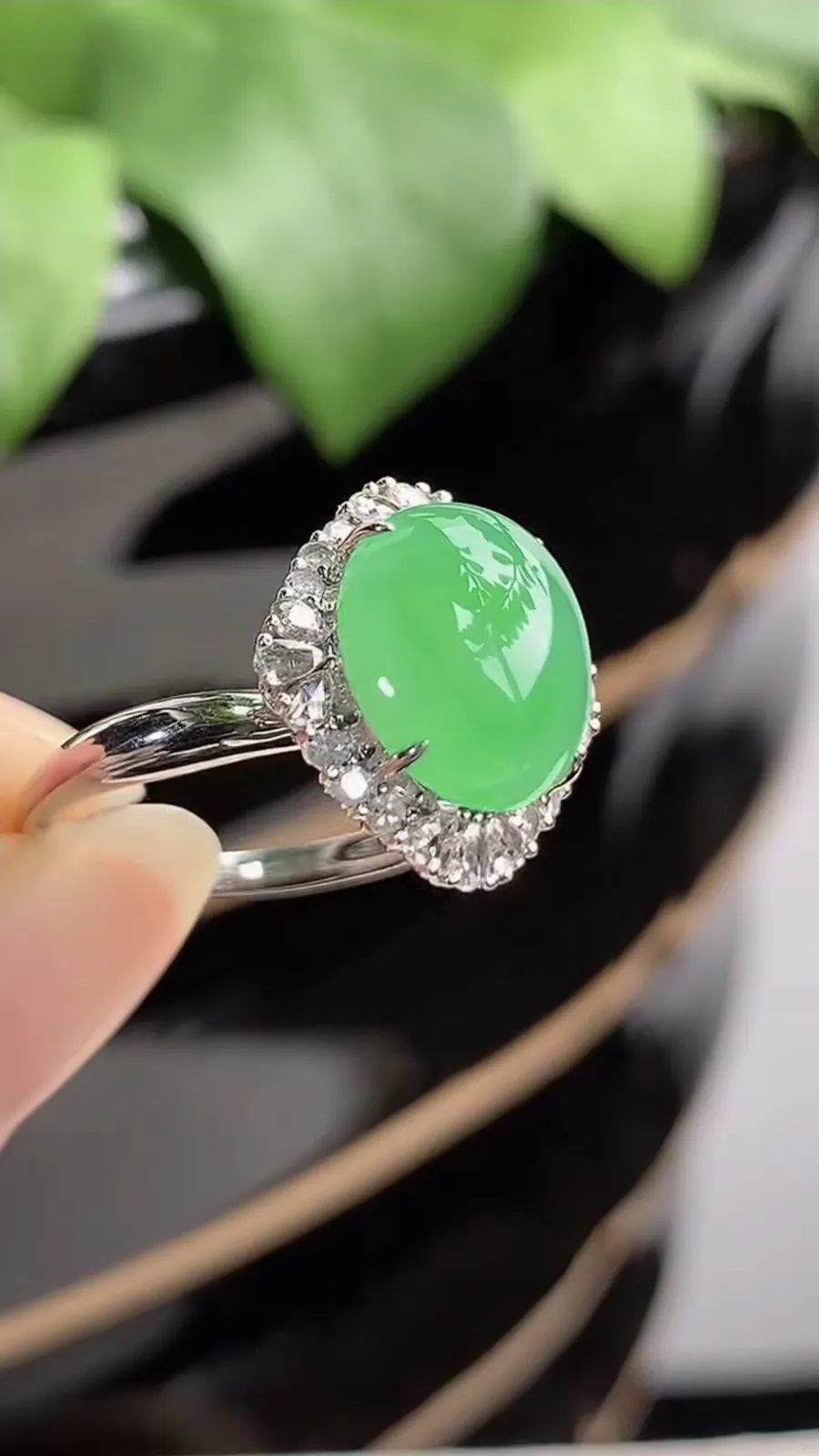 a货翡翠冰种18K金伴钻镶嵌甜绿蛋面戒指 圈口17.7裸石尺寸11.5×10mm 重量3.58g 1212