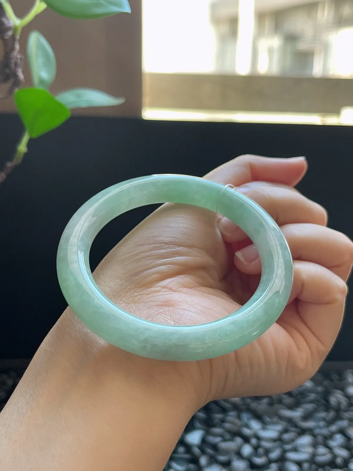 圆镯54圈口，翡翠糯化种淡绿色手镯