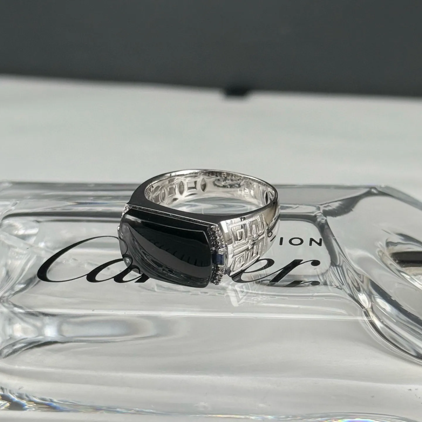 精品18k墨翠马鞍男戒 种好色正 黑度极好 打灯通透 油性十足 尺寸16.1