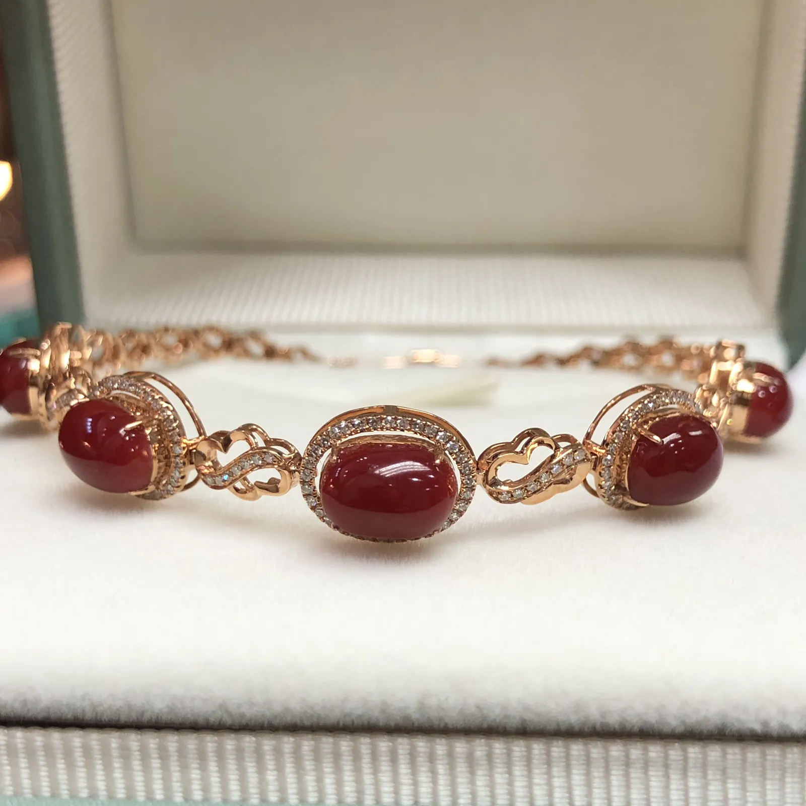 【天然阿卡赤血牛血红珊瑚18K厚金精镶手链】天然️添加，日本阿卡材料，赤血牛血红色，共5颗蛋面，18k金钻石 镶嵌，裸面尺寸约8.3*5.7*5mm，整体尺寸96.5*8.5*6.5mm，重量8.1克，手链总长度180mm，珊瑚属有机宝石，色泽喜人，质地莹润，珊瑚在深海里经千年生长“形如树，色似火”水与火的融合。