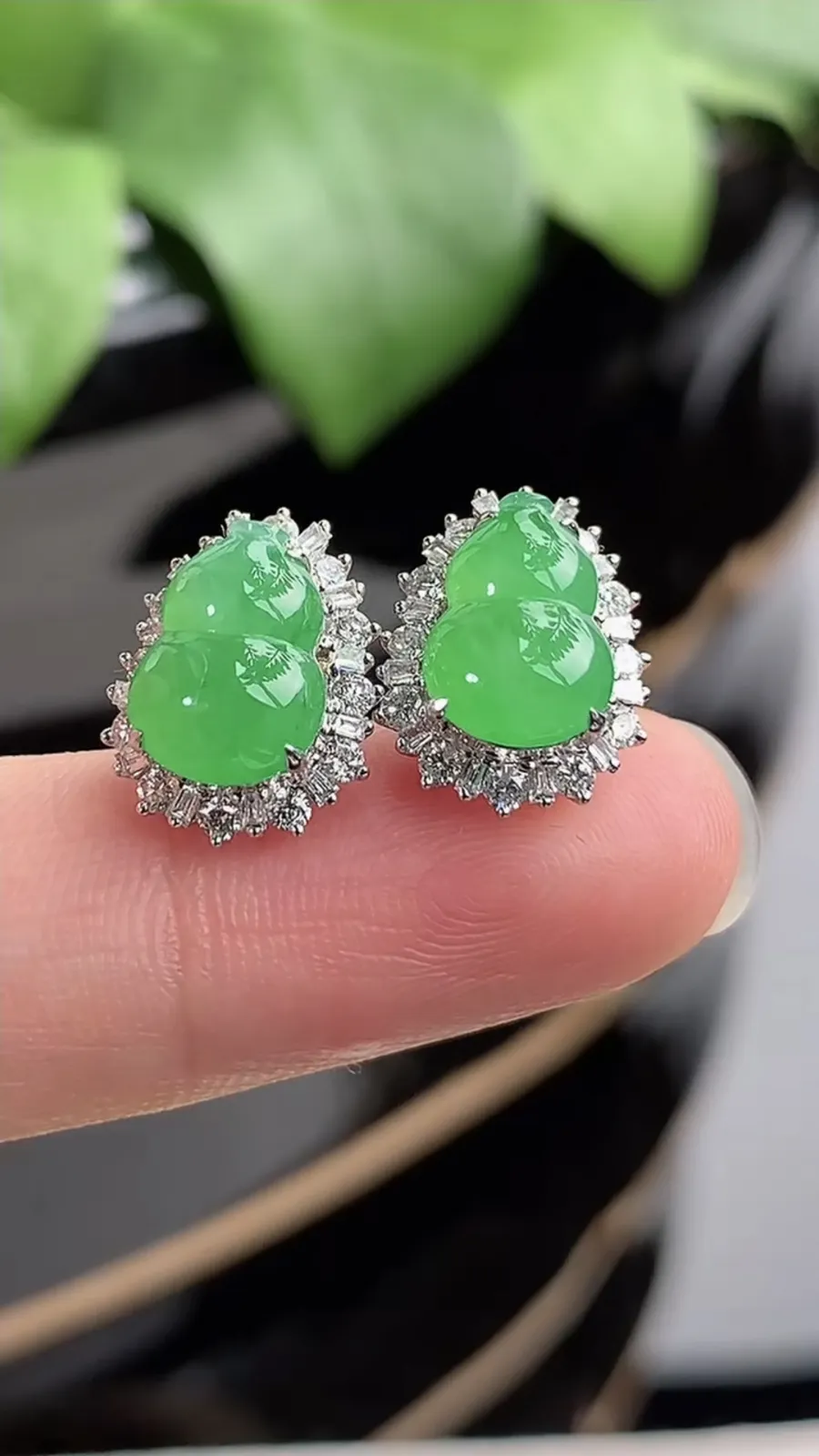 a货翡翠冰种18K金伴钻镶嵌满绿葫芦耳钉 尺寸9.3×6.7mm 重量2.45g 1212