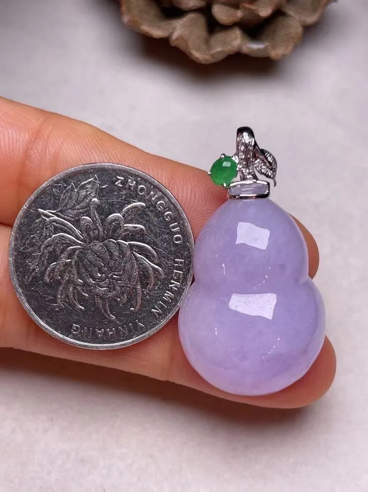 冰糯种紫罗兰葫芦吊坠、真金真钻镶嵌，种水好，玉质细腻 .裸石尺寸 28.7*19.9