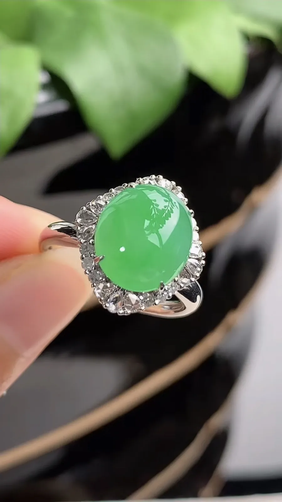 a货翡翠冰种18K金伴钻镶嵌甜绿蛋面戒指 圈口17.7裸石尺寸11.5×10mm 重量3.58g 1212