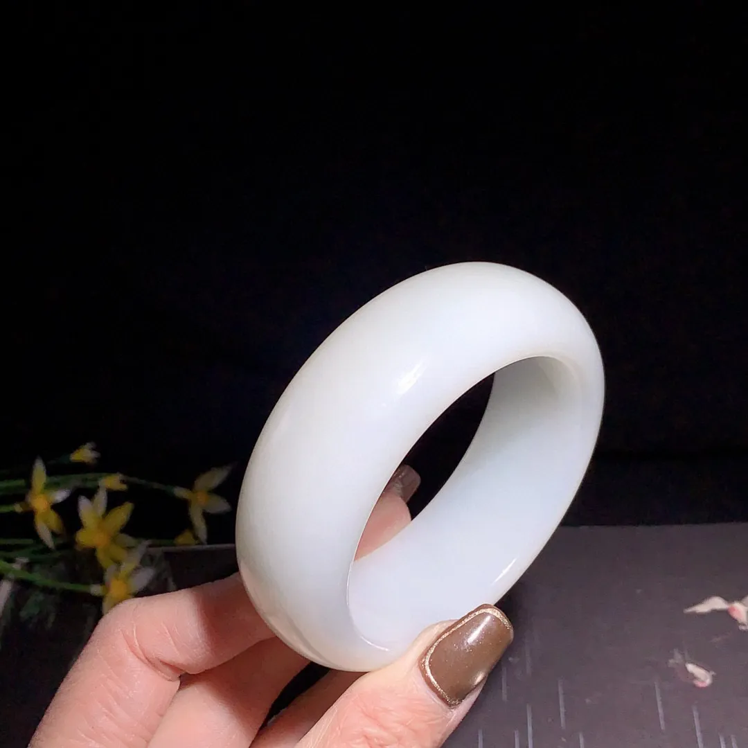 和田玉58圈口羊脂白宽版手镯，圈口58宽25玉质细腻油润 底色纯净 无裂无杂 脂粉好，品质好！！
