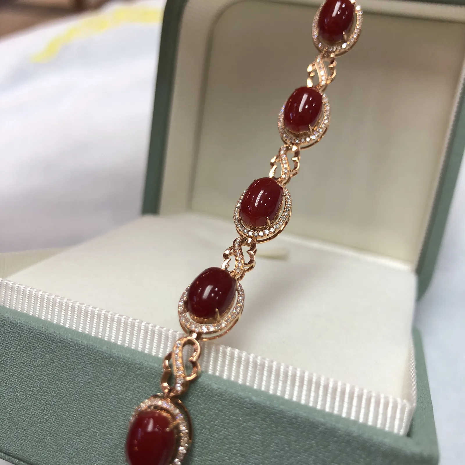 【天然阿卡赤血牛血红珊瑚18K厚金精镶手链】天然️添加，日本阿卡材料，赤血牛血红色，共5颗蛋面，18k金钻石 镶嵌，裸面尺寸约8.3*5.7*5mm，整体尺寸96.5*8.5*6.5mm，重量8.1克，手链总长度180mm，珊瑚属有机宝石，色泽喜人，质地莹润，珊瑚在深海里经千年生长“形如树，色似火”水与火的融合。