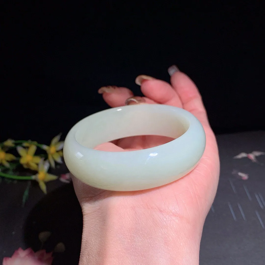 和田玉54.5圈青白玉宽版手镯！玉质细腻油润 底色纯净  无裂无杂 脂粉好，品质高。
