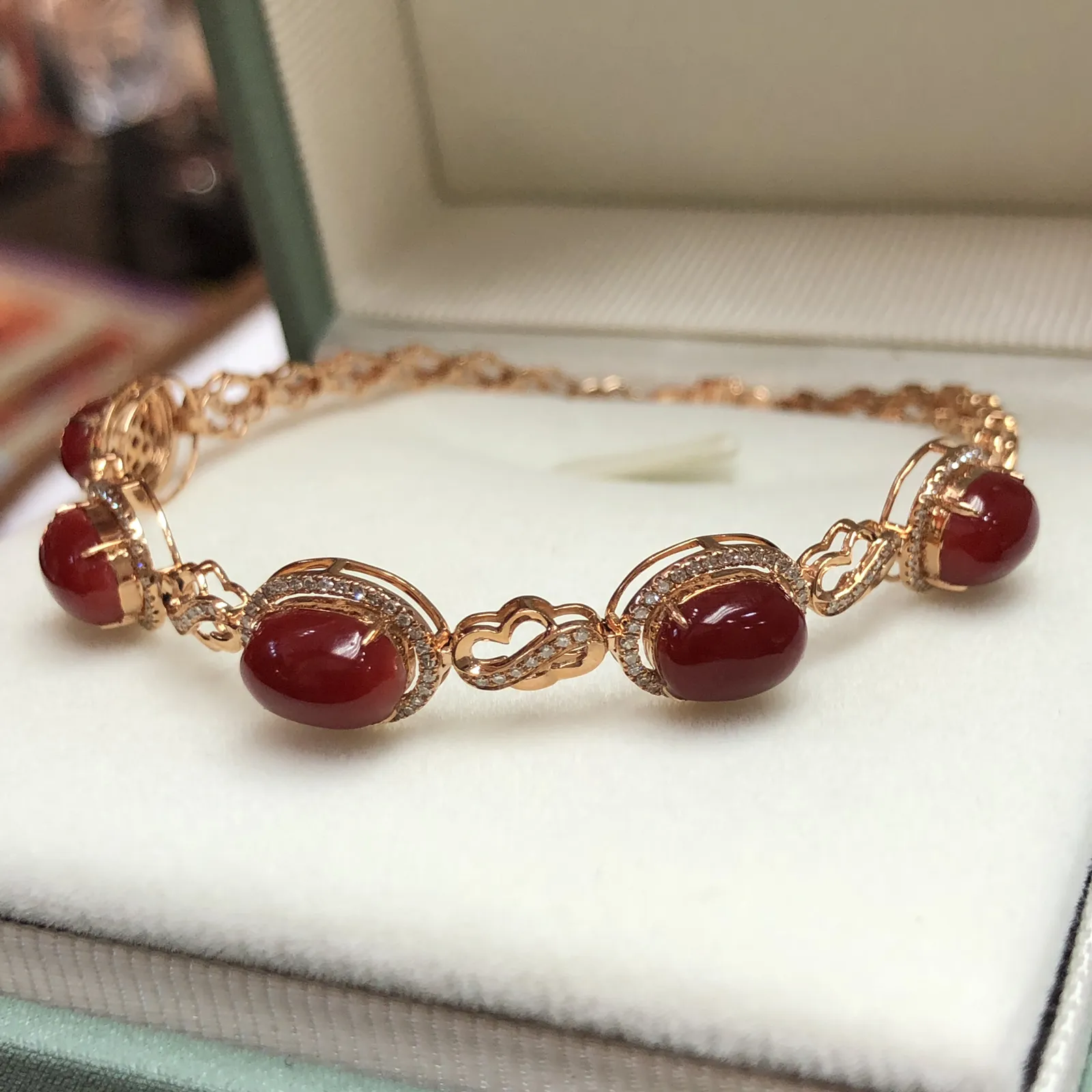 【天然阿卡赤血牛血红珊瑚18K厚金精镶手链】天然️添加，日本阿卡材料，赤血牛血红色，共5颗蛋面，18k金钻石 镶嵌，裸面尺寸约8.3*5.7*5mm，整体尺寸96.5*8.5*6.5mm，重量8.1克，手链总长度180mm，珊瑚属有机宝石，色泽喜人，质地莹润，珊瑚在深海里经千年生长“形如树，色似火”水与火的融合。