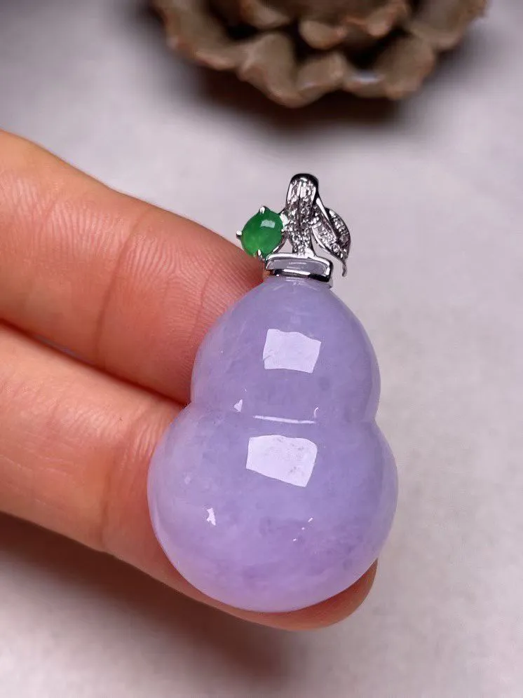 冰糯种紫罗兰葫芦吊坠、真金真钻镶嵌，种水好，玉质细腻 .裸石尺寸 28.7*19.9