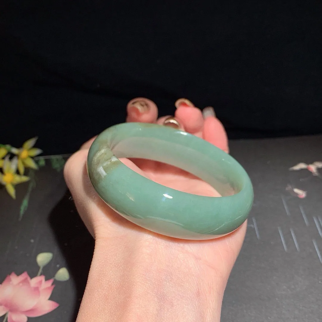 少见宽版，和田玉56圈口且末糖手镯！圈口56宽19玉质细腻油润 底色纯净无纹裂 脂粉好，品质高