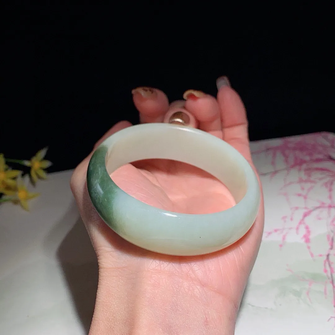 和田玉55.5圈口翠青手镯！圈口55.5宽18.3玉质细腻油润 底色纯净 脂粉好，品质高