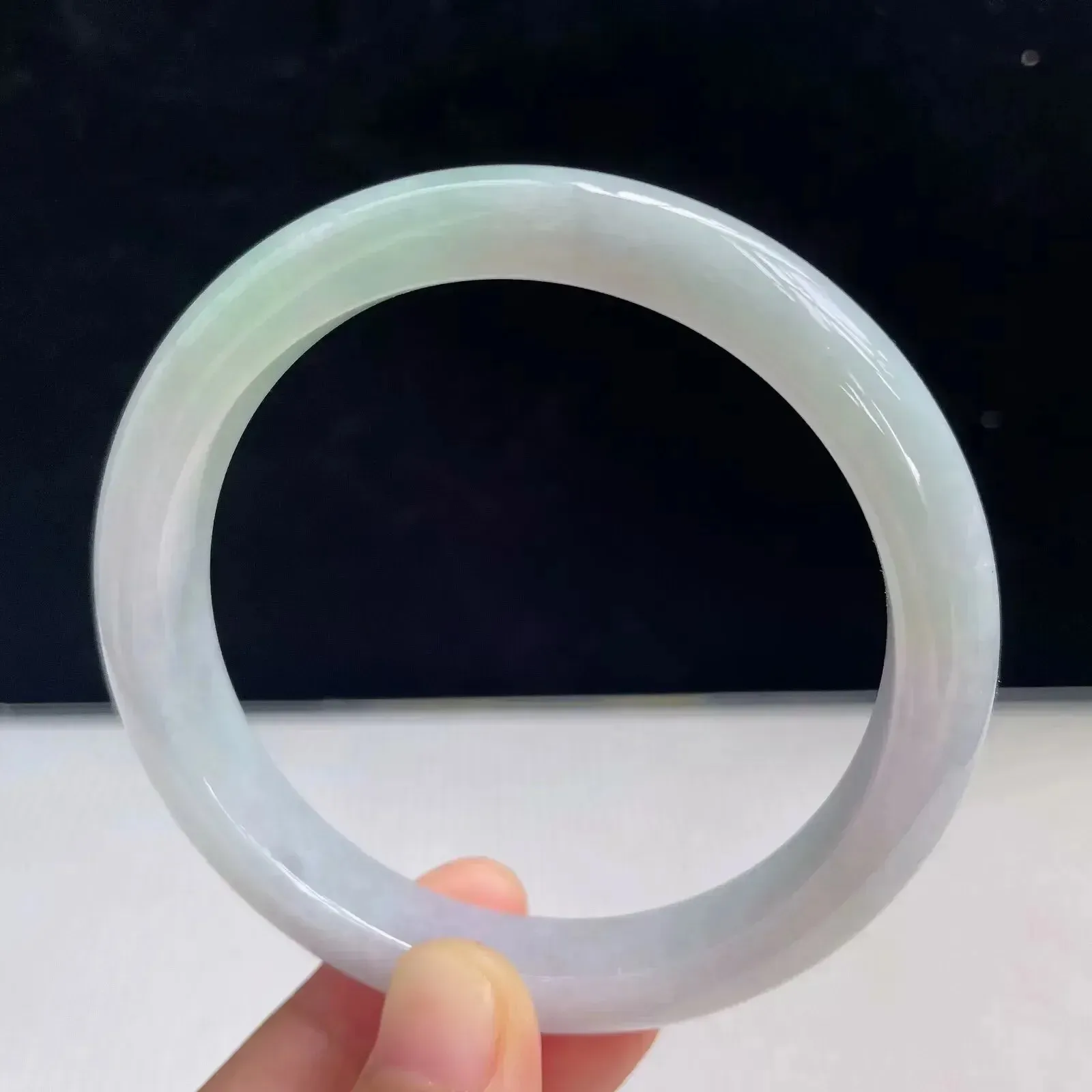 自然光拍摄天然翡翠A货飘绿好种水58mm正圈手镯 45.16克