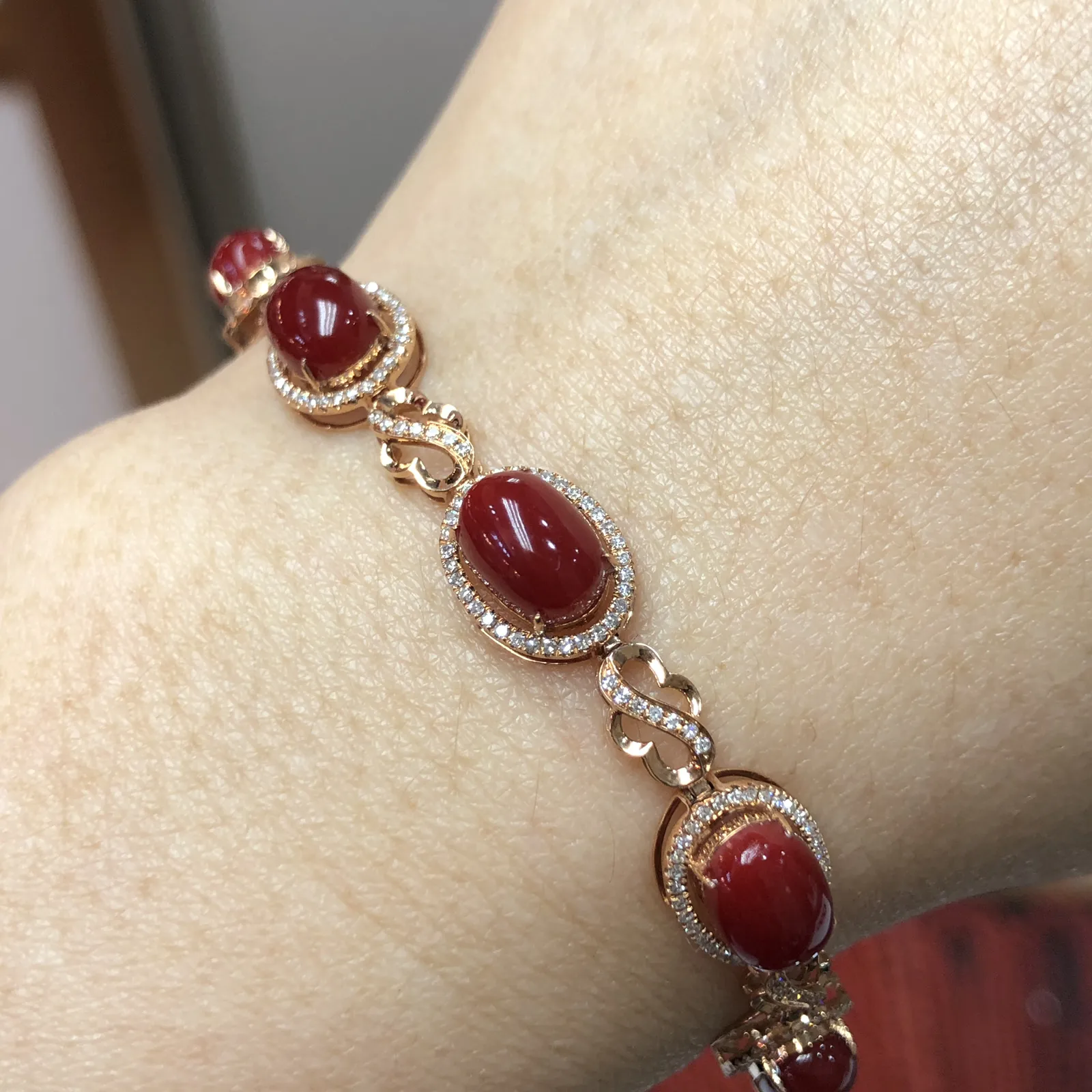 【天然阿卡赤血牛血红珊瑚18K厚金精镶手链】天然️添加，日本阿卡材料，赤血牛血红色，共5颗蛋面，1