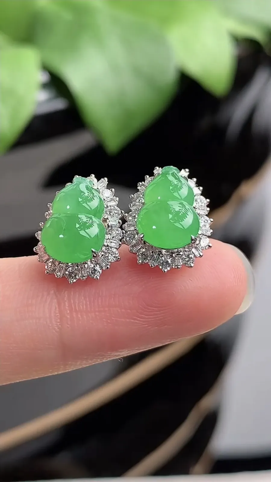 a货翡翠冰种18K金伴钻镶嵌满绿葫芦耳钉 尺寸9.3×6.7mm 重量2.45g 1212