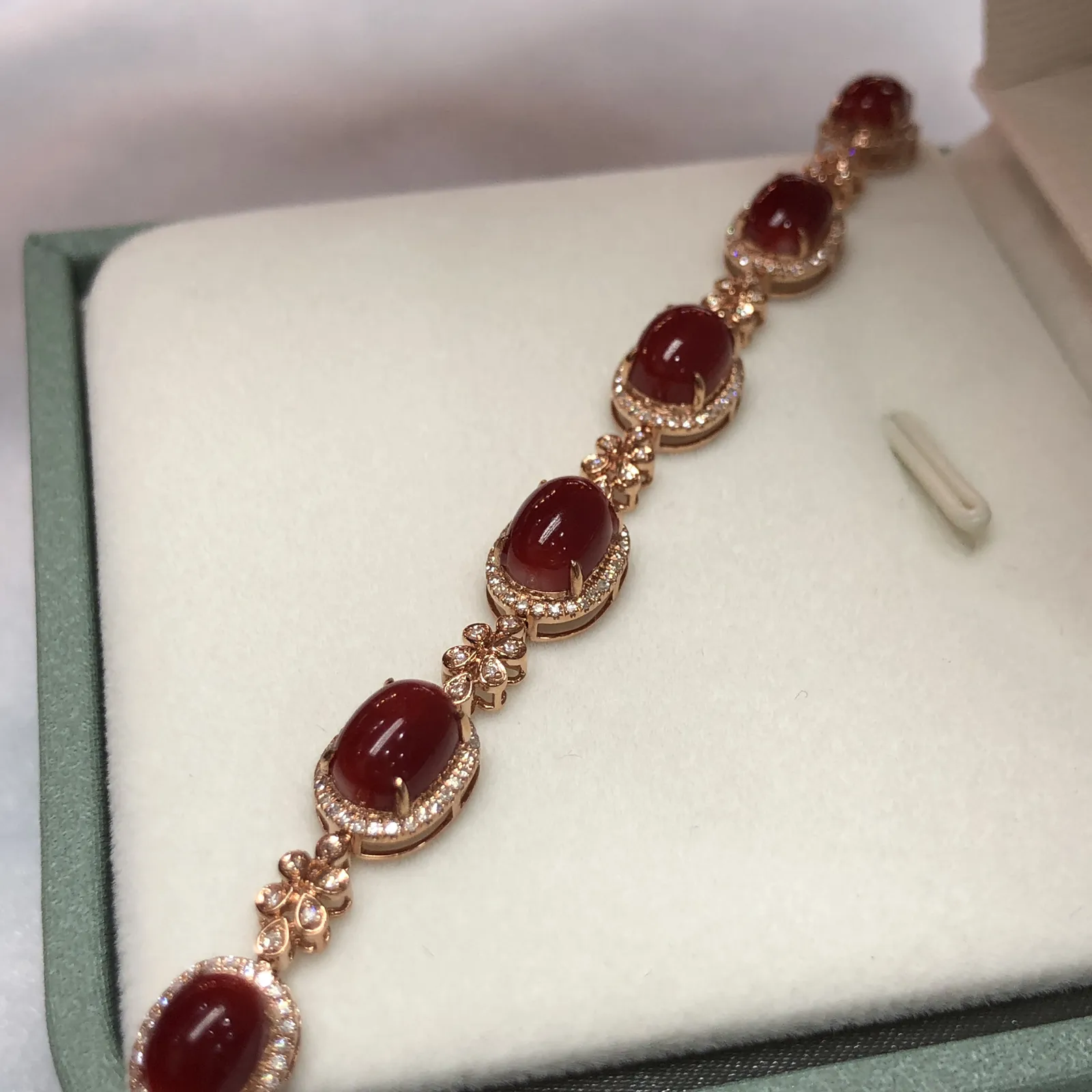 【天然阿卡赤血牛血红珊瑚18K厚金精镶手链】天然️添加，日本阿卡材料，赤血牛血红色，共6颗蛋面，18k金钻石 镶嵌，裸面尺寸约8*5.7*5mm，整体尺寸96*7.8*6.6mm，重量7.95克，手链总长度170mm，珊瑚属有机宝石，色泽喜人，质地莹润，珊瑚在深海里经千年生长“形如树，色似火”水与火的融合。