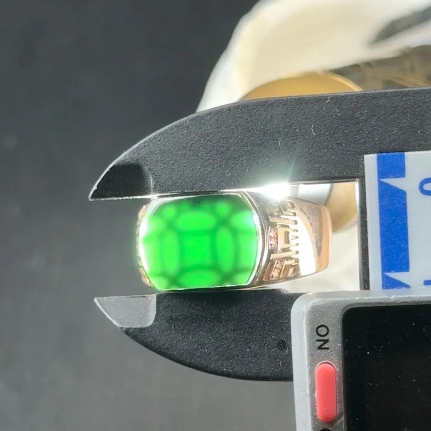 精品18k玫瑰金墨翠马鞍戒指 种好色正 黑度极好 打灯通透 油性十足 尺寸13.5