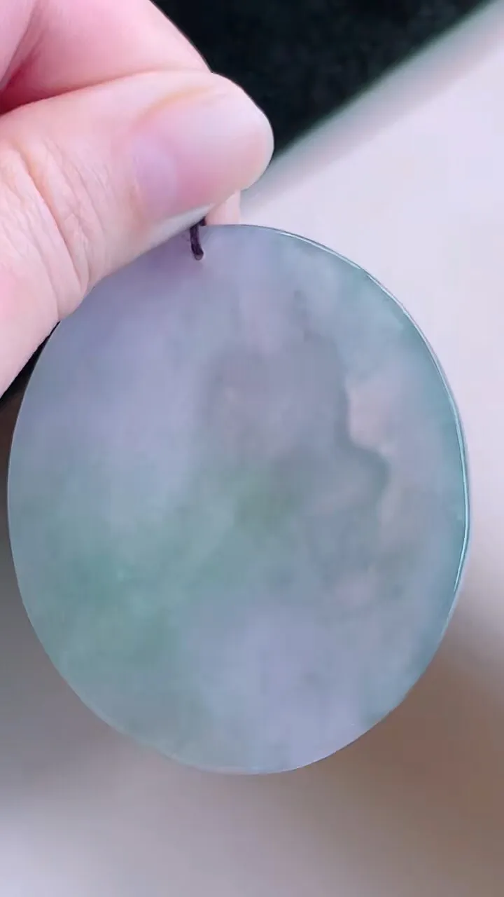 【翡翠名称】老种冰紫飘花虚空藏菩萨挂件
【翡翠尺寸】54.2/47.8/6mm
【翡翠描述】宝贝种老水足，玉质细腻，色泽靓丽，性价比高，佩戴效果好！
【其它赠送】权威证书/精美挂绳盒子/支持全国复检