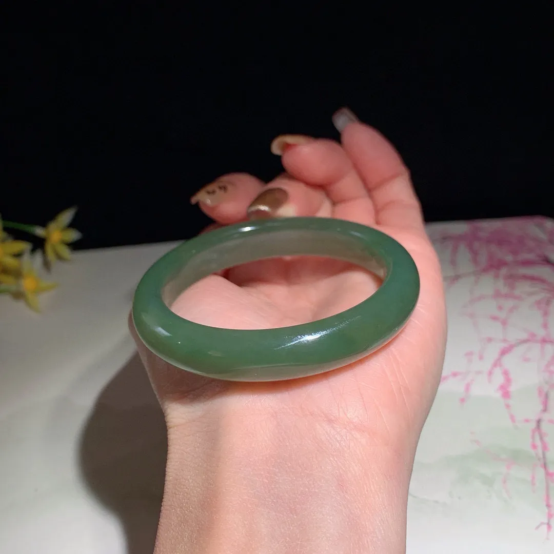 和田玉52圈湖水绿手镯！圈口52宽11.5玉质细腻油润 底色纯净  无裂无黑 脂粉好，品质高。