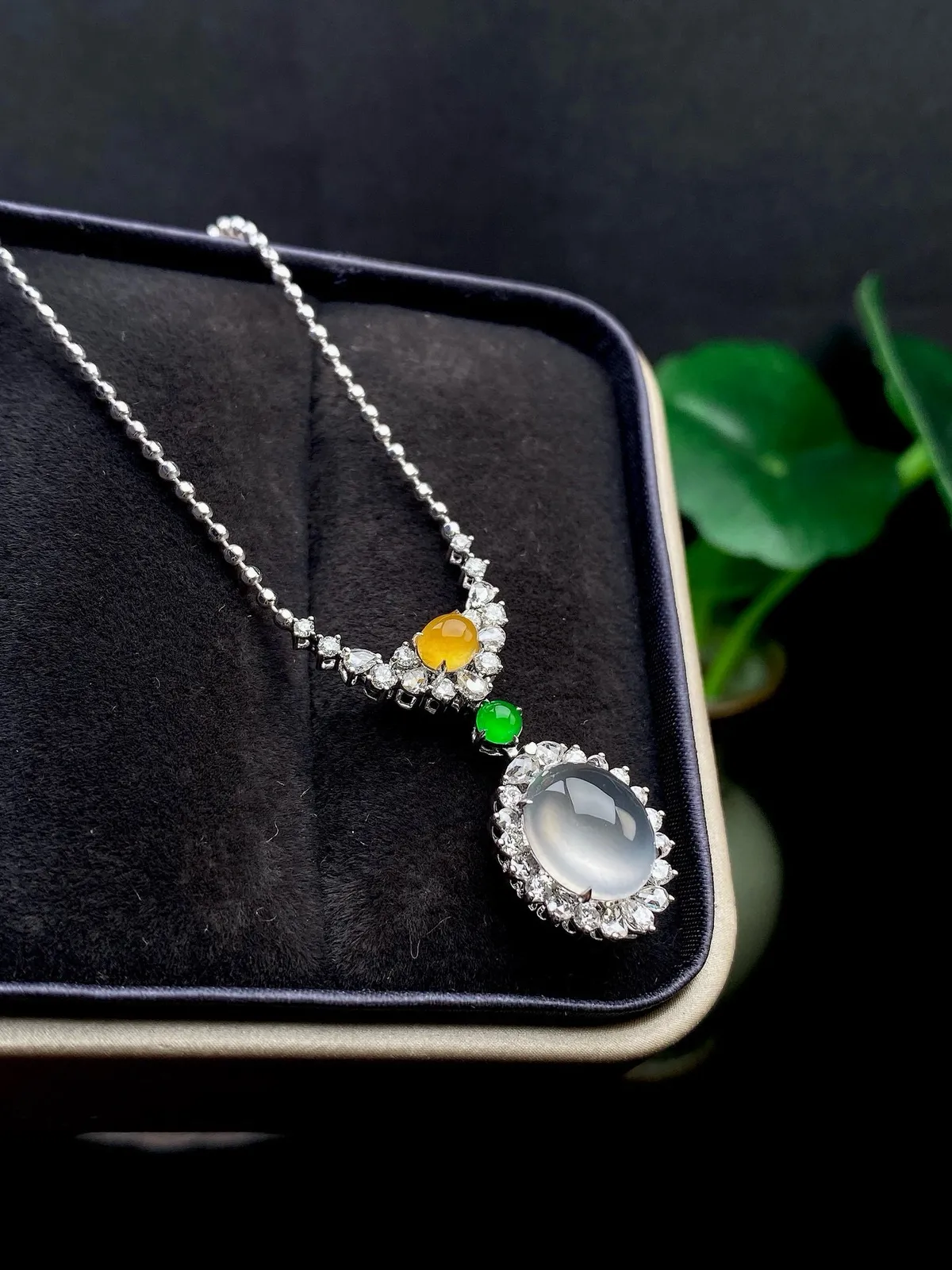 【冰种蛋面吊坠】冰感十足，通透闪亮，饱满圆润，18k金钻镶嵌，裸石尺寸9.8*8.8*4.6毫米。