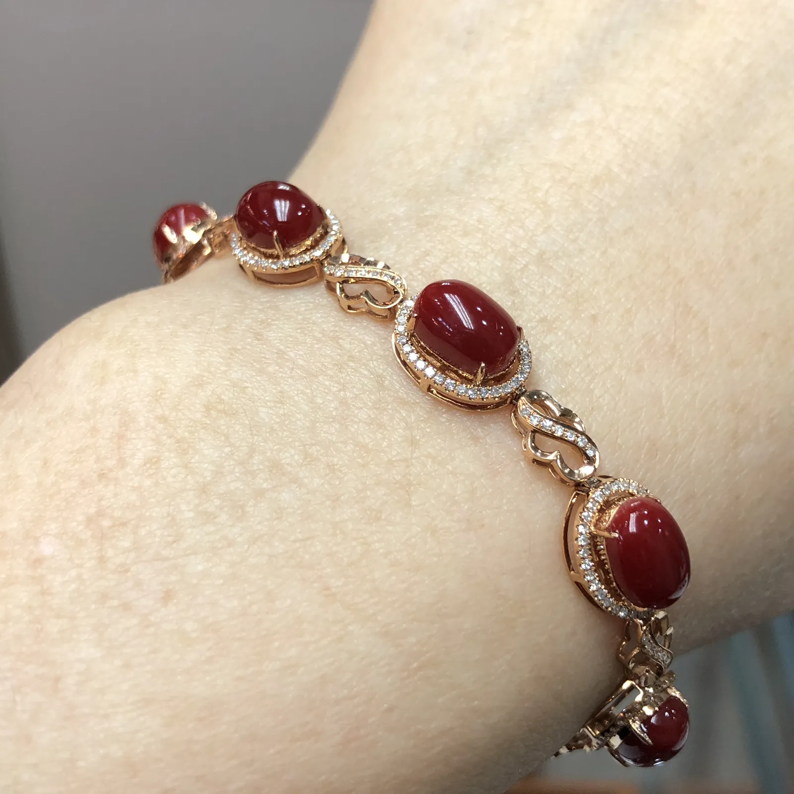 【天然阿卡赤血牛血红珊瑚18K厚金精镶手链】天然️添加，日本阿卡材料，赤血牛血红色，共5颗蛋面，1