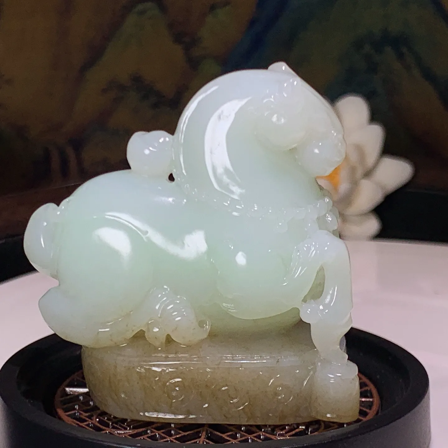 新疆和田玉且末糖翠青马上有钱马摆件 尺寸60/38/59重163.5克。玉质细腻油润。手推出油。佩戴