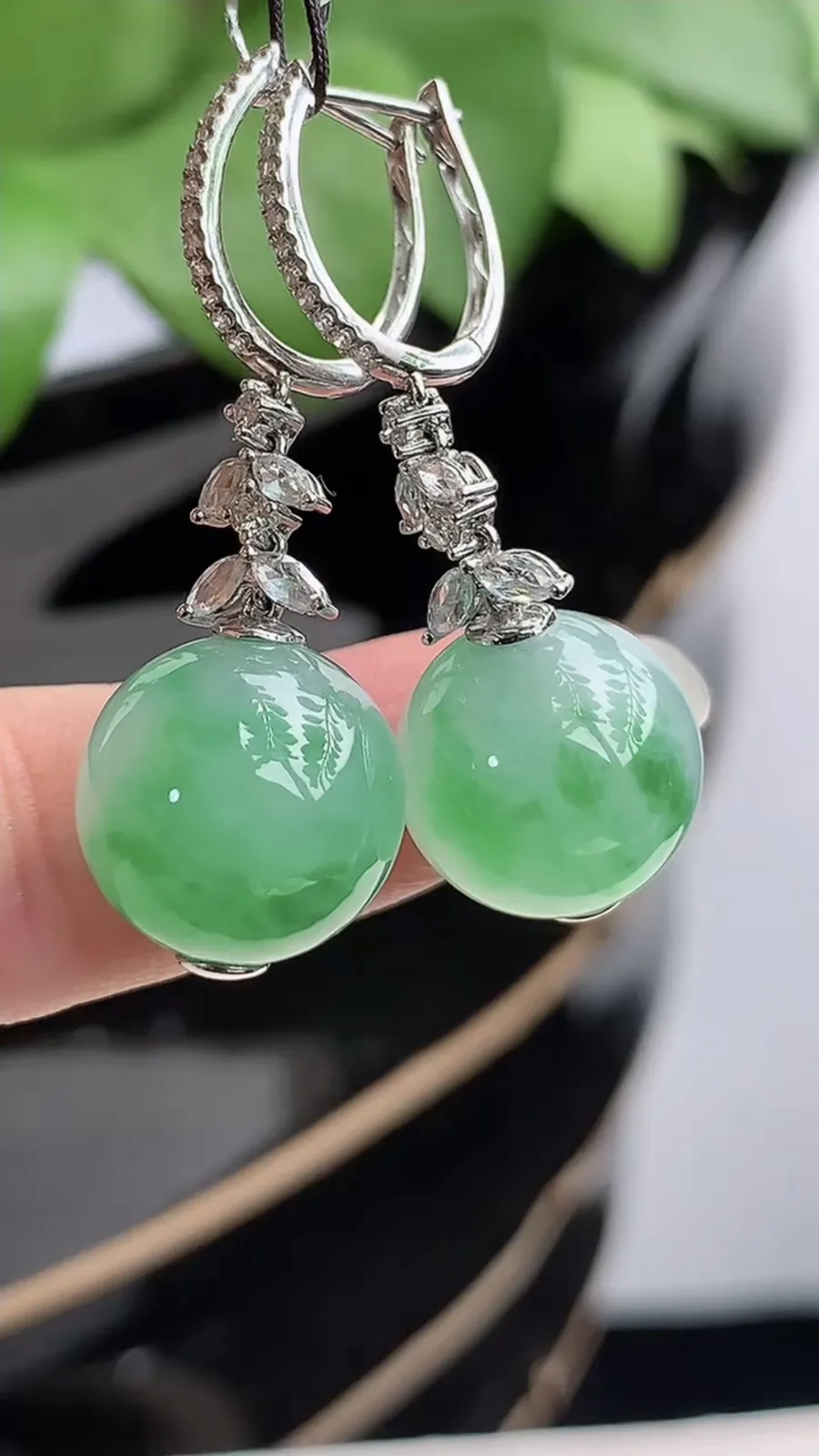 a货翡翠冰种18K金伴钻镶嵌飘绿花圆珠转运珠耳坠 尺寸12.6mm 重量10.08g 1214