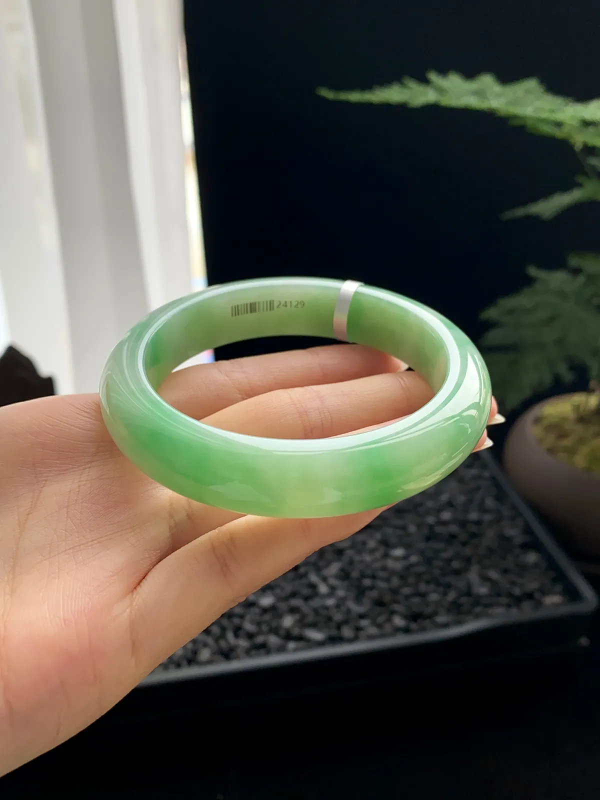 【飘绿】
尺寸：57*13*9
编号：WZY318-120-050
翠色流转，光影交错间，手镯上的每一缕绿意都仿佛在诉说着古老而神秘的故事