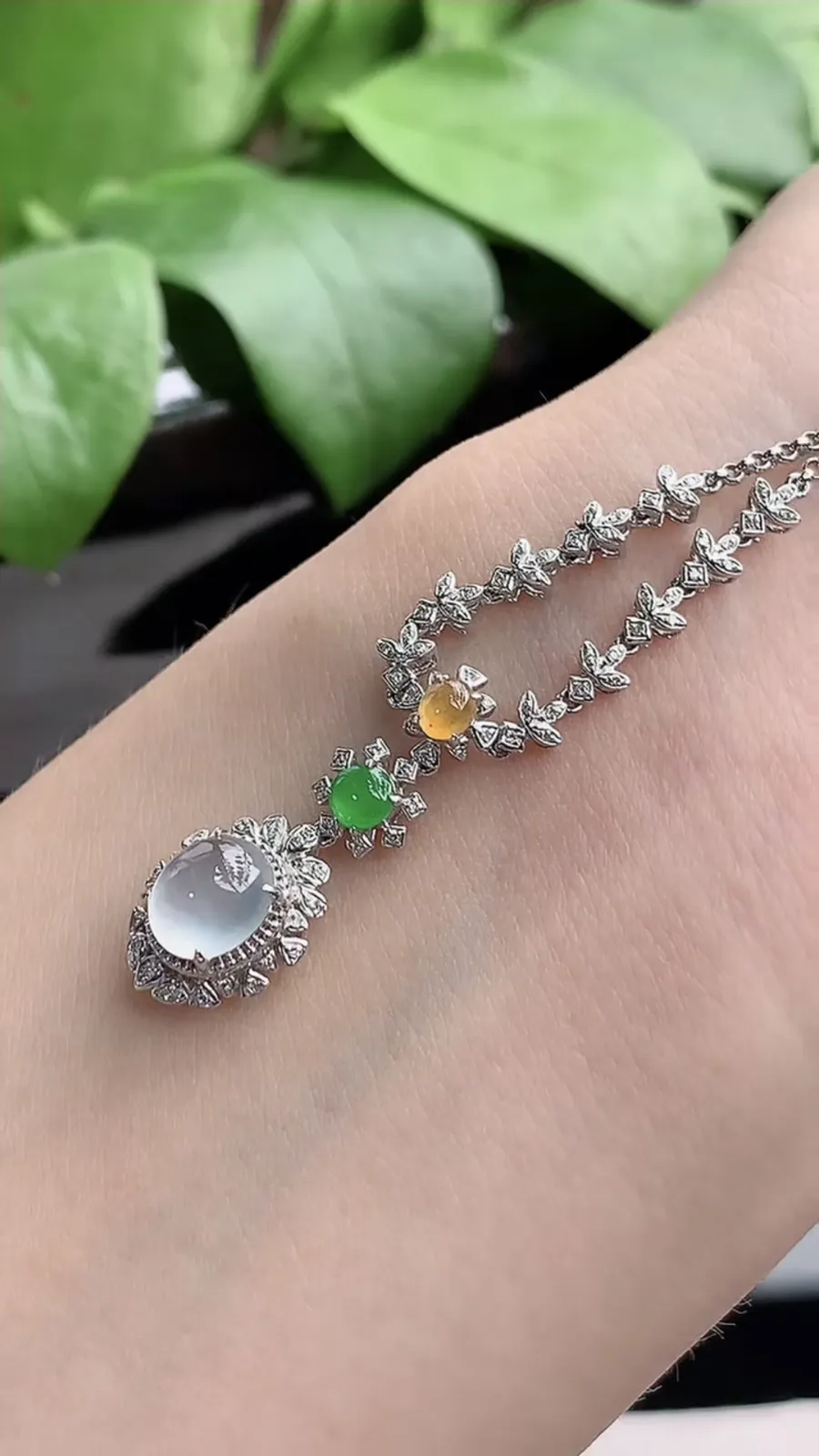 a货翡翠冰种18K金伴钻镶嵌三彩蛋面项链 尺寸7×6×7.7mm 重量5.60g 1210