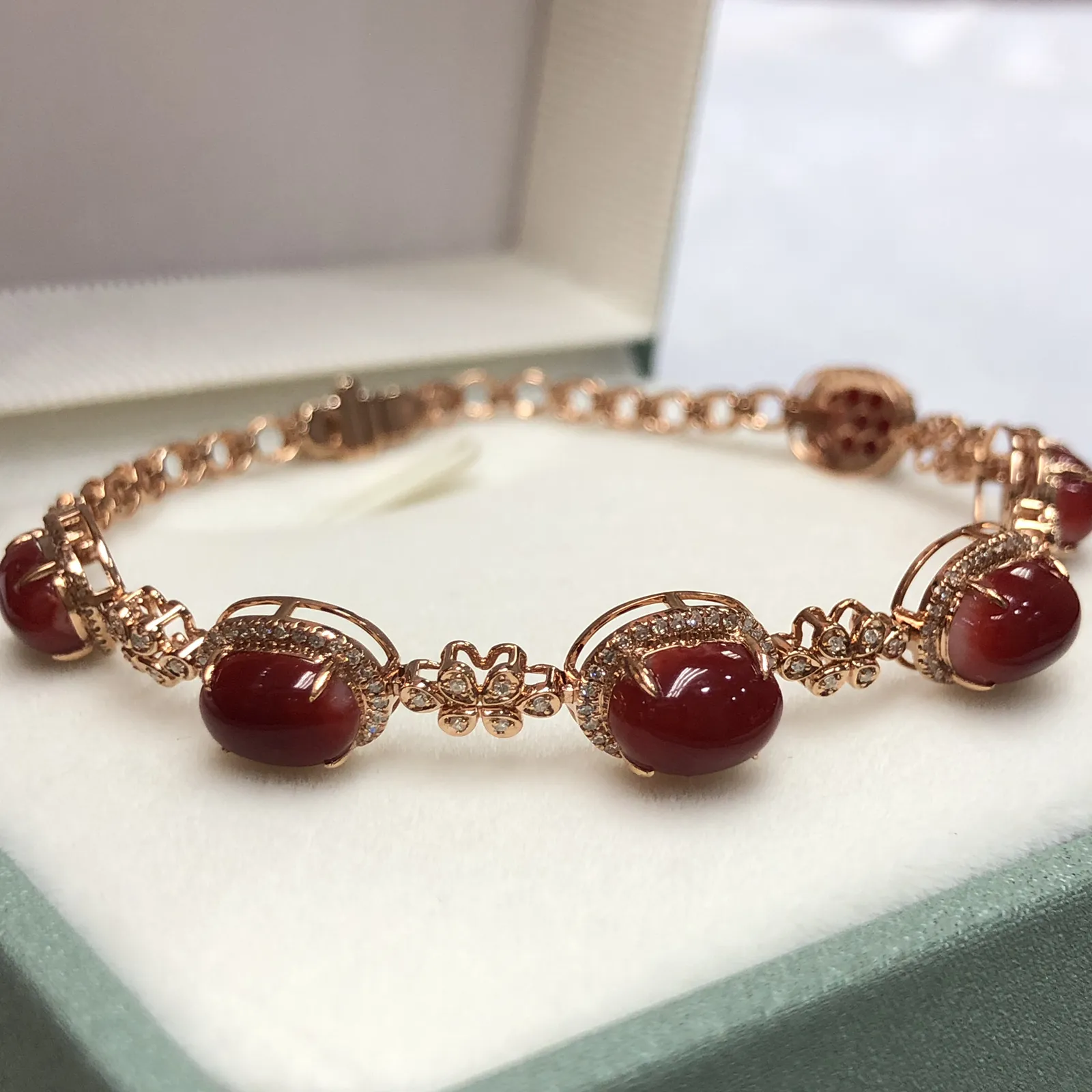 【天然阿卡赤血牛血红珊瑚18K厚金精镶手链】天然️添加，日本阿卡材料，赤血牛血红色，共6颗蛋面，18k金钻石 镶嵌，裸面尺寸约8*5.7*5mm，整体尺寸96*7.8*6.6mm，重量7.95克，手链总长度170mm，珊瑚属有机宝石，色泽喜人，质地莹润，珊瑚在深海里经千年生长“形如树，色似火”水与火的融合。