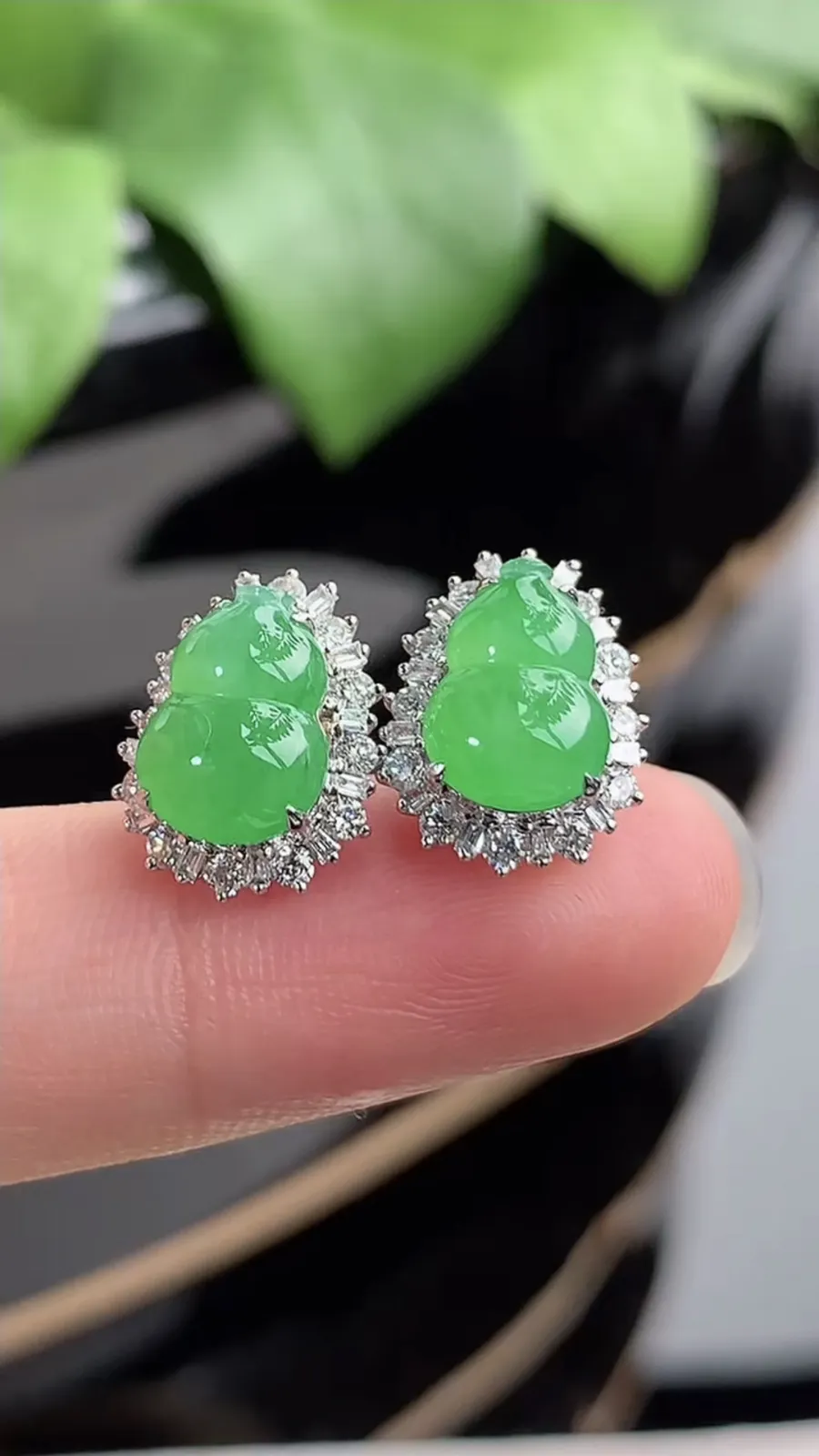 a货翡翠冰种18K金伴钻镶嵌满绿葫芦耳钉 尺寸9.3×6.7mm 重量2.45g 1212