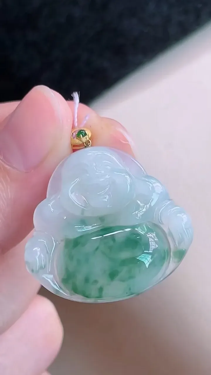 【翡翠名称】老种18K金镶冰飘花佛公吊坠
【翡翠尺寸】裸石25.2/27.7/5.6mm
【翡翠描述】宝贝种老水足，玉质细腻，色泽靓丽，性价比高，佩戴效果好！
【其它赠送】权威证书/精美挂绳盒子/支持全国复检