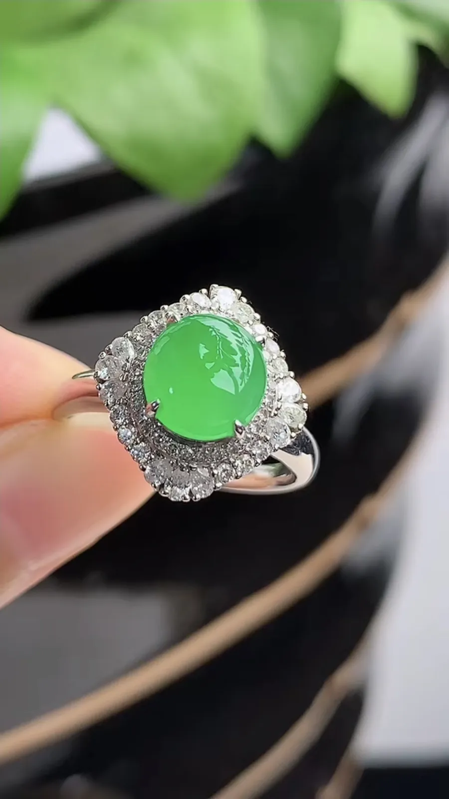 a货翡翠冰种18K金伴钻镶嵌阳绿蛋面戒指 圈口17裸石尺寸7.8×7.4mm 重量5.00g 1214