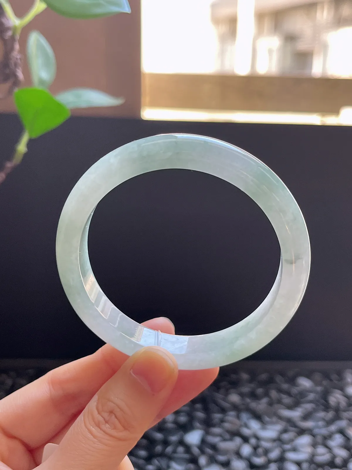 正圈56圈口，翡翠冰糯种淡绿色手镯