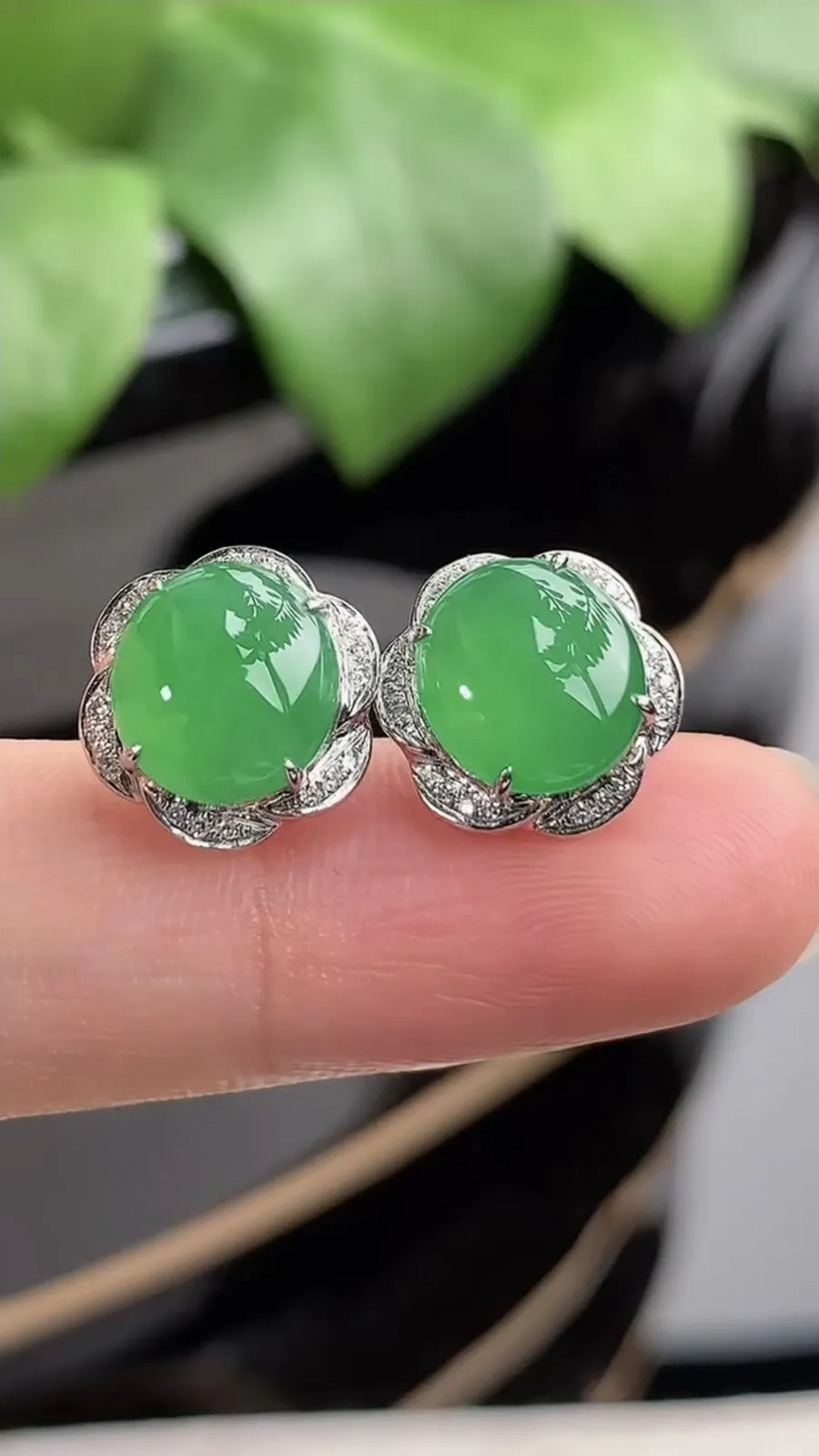 a货翡翠冰种18K金伴钻镶嵌满绿蛋面耳钉 尺寸8.4×7.7mm 重量3.13g 1212