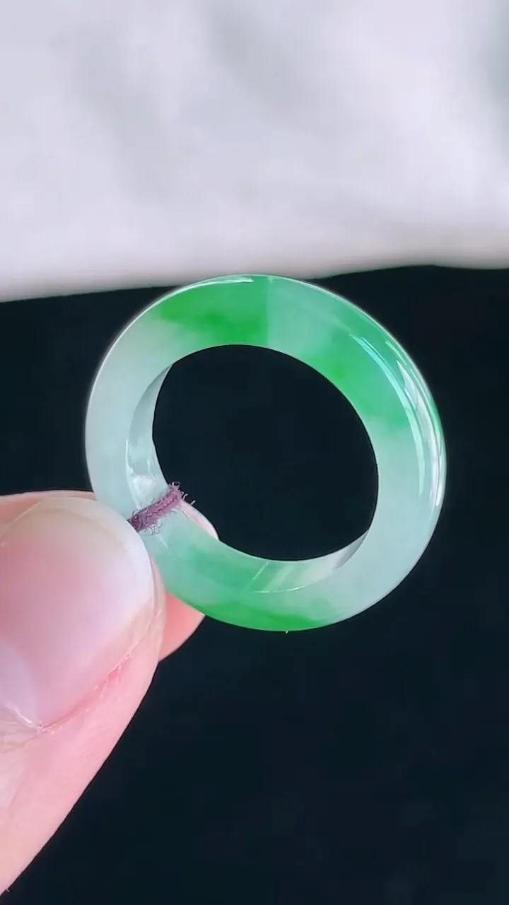 【翡翠名称】老坑种冰飘绿翡翠指环/戒指
【翡翠尺寸】17.8/5/3.4mm圈口13
【翡翠描述】宝