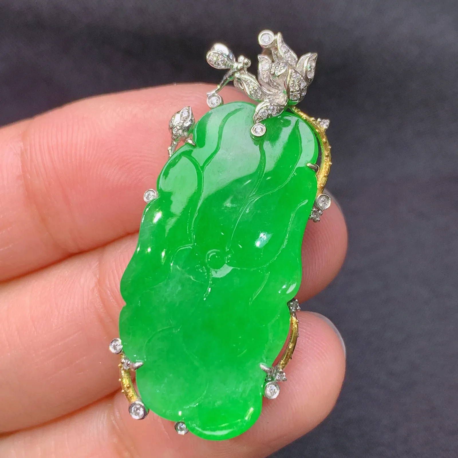 阳绿荷叶鱼吊坠，18k金镶嵌，冰润色阳，玉质细腻，种水足 尺寸37.1*16.4*6.9