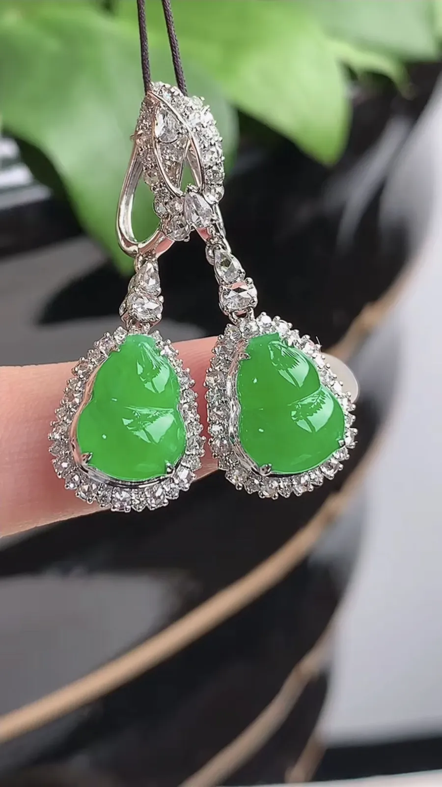 a货翡翠冰种18K金伴钻镶嵌阳绿葫芦耳坠 尺寸10.5×7.5×8.4mm 重量5.23g 1212