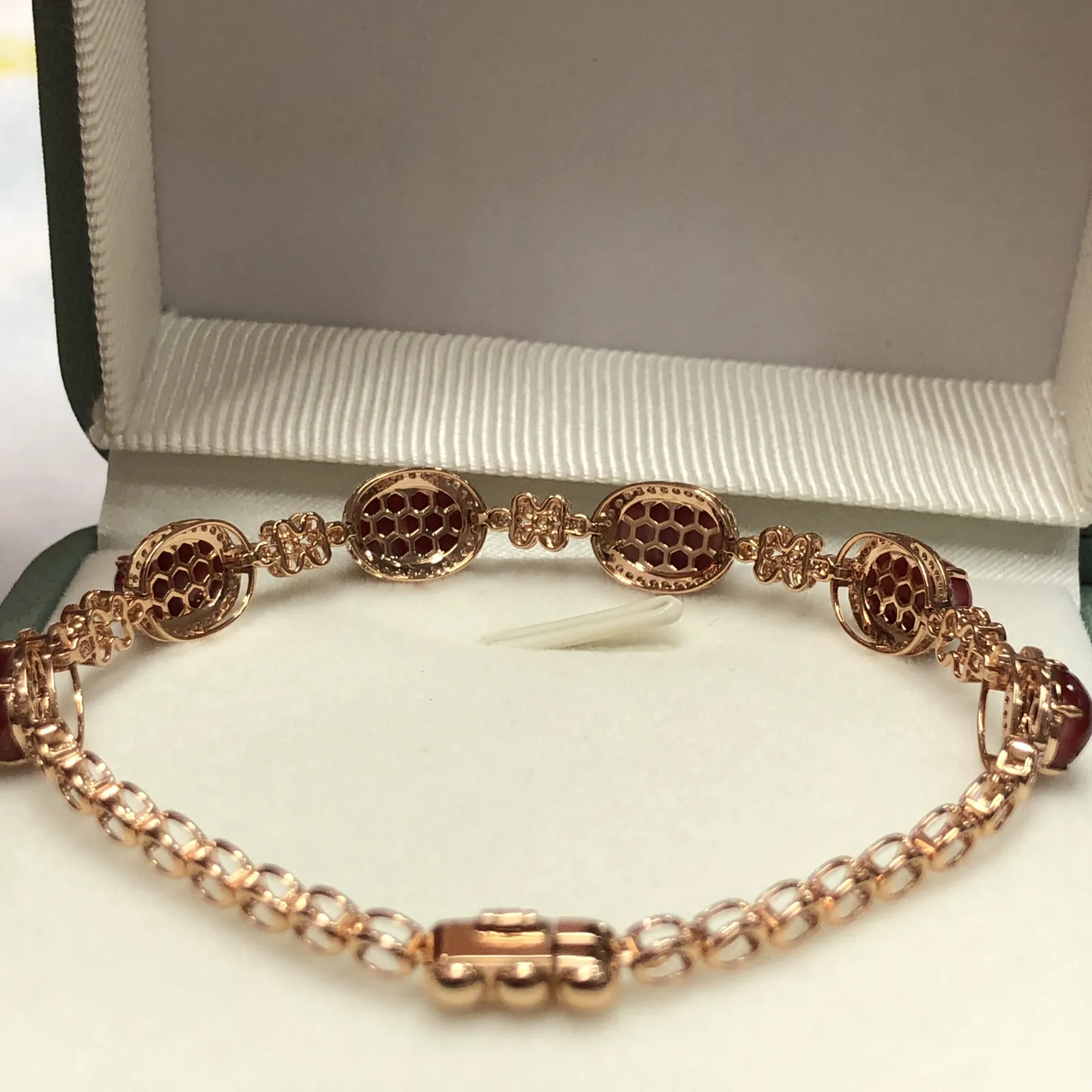 【天然阿卡赤血牛血红珊瑚18K厚金精镶手链】天然️添加，日本阿卡材料，赤血牛血红色，共6颗蛋面，18k金钻石 镶嵌，裸面尺寸约8*5.7*5mm，整体尺寸96*7.8*6.6mm，重量7.95克，手链总长度170mm，珊瑚属有机宝石，色泽喜人，质地莹润，珊瑚在深海里经千年生长“形如树，色似火”水与火的融合。