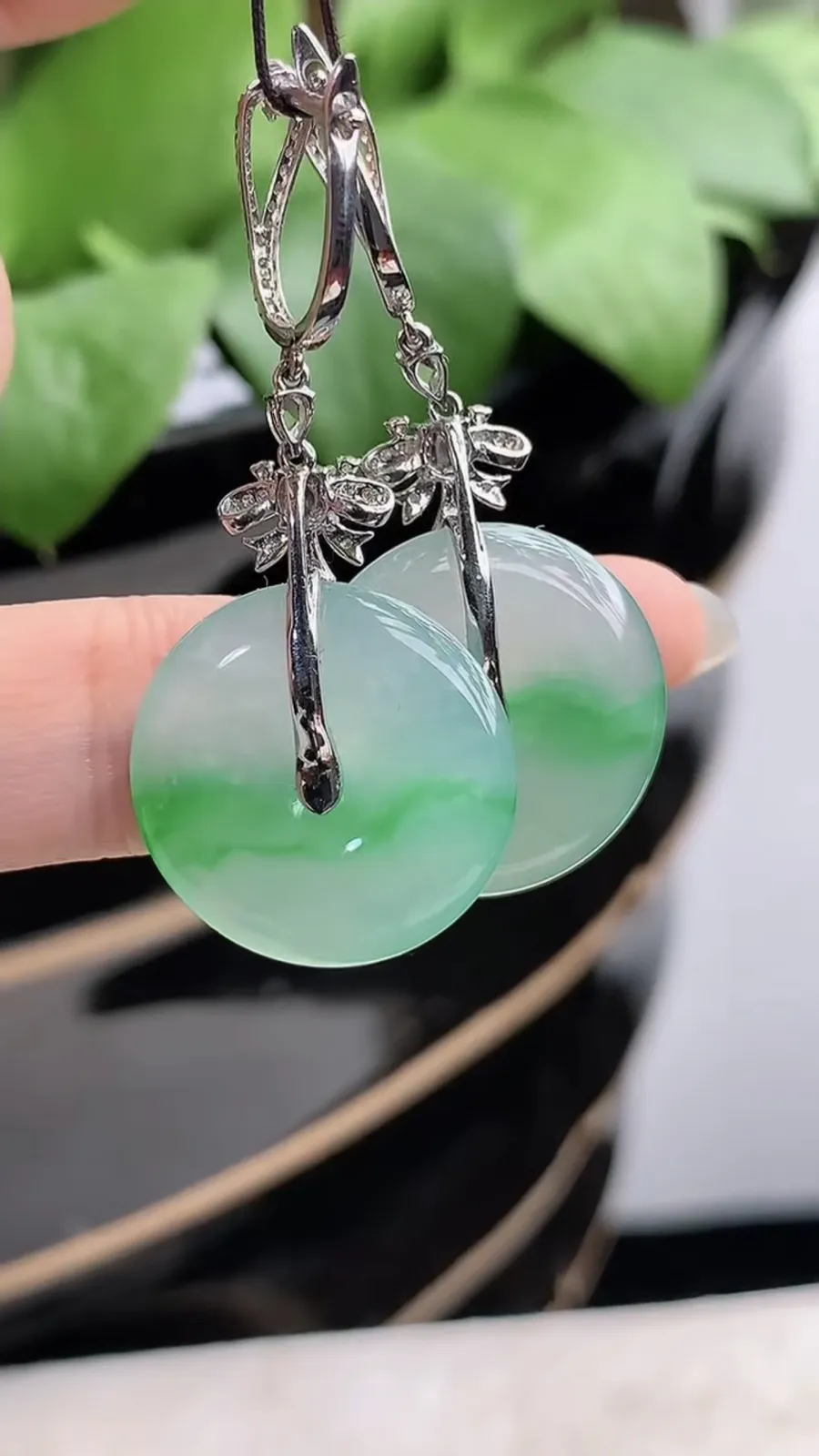 a货翡翠冰种18K金伴钻镶嵌飘阳绿平安扣耳坠 尺寸19.7×4mm 重量8.86g 1211