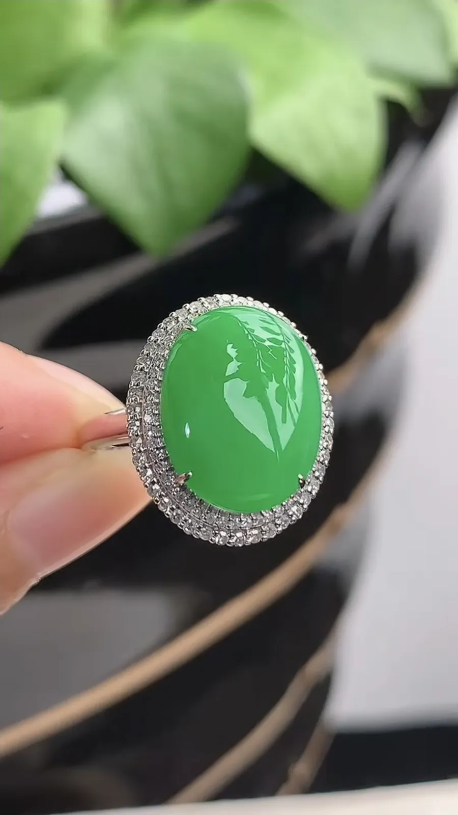 a货翡翠冰种18K金伴钻镶嵌阳绿蛋面戒指 圈口18裸石尺寸15.2×11.8mm 重量4.52g 1211