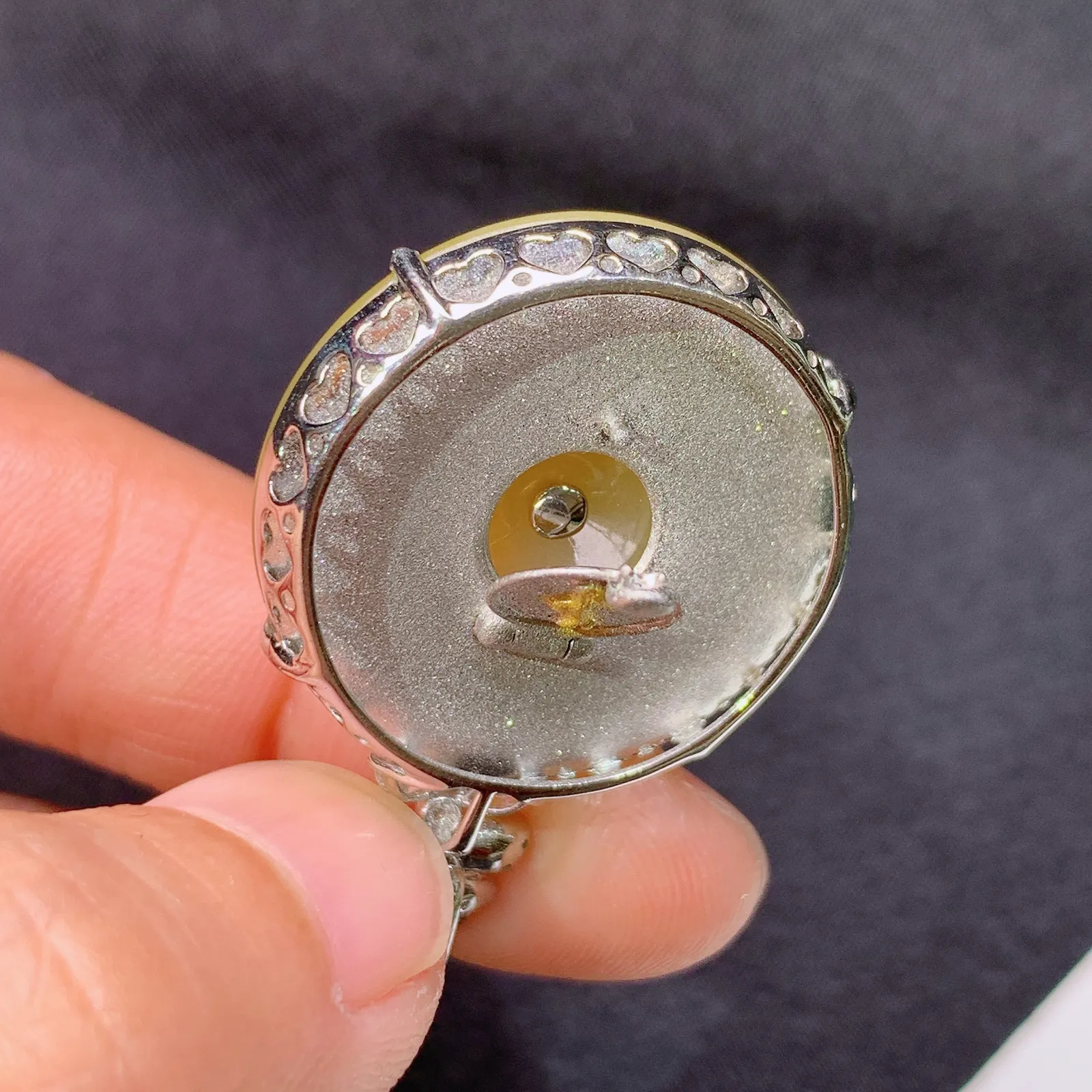 冰黄翡平安扣吊坠，18k金镶嵌，色泽鲜艳靓丽，水色超佳，Xu 尺寸36.2*24.6*6.7