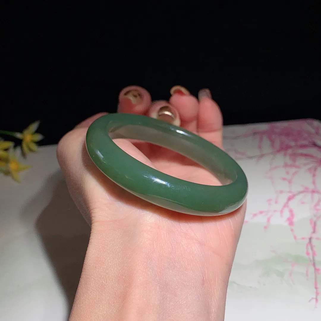 和田玉52圈湖水绿手镯！圈口52宽11.5玉质细腻油润 底色纯净  无裂无黑 脂粉好，品质高。