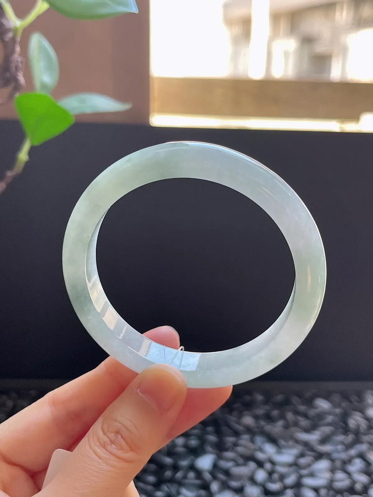 正圈56圈口，翡翠冰糯种淡绿色手镯